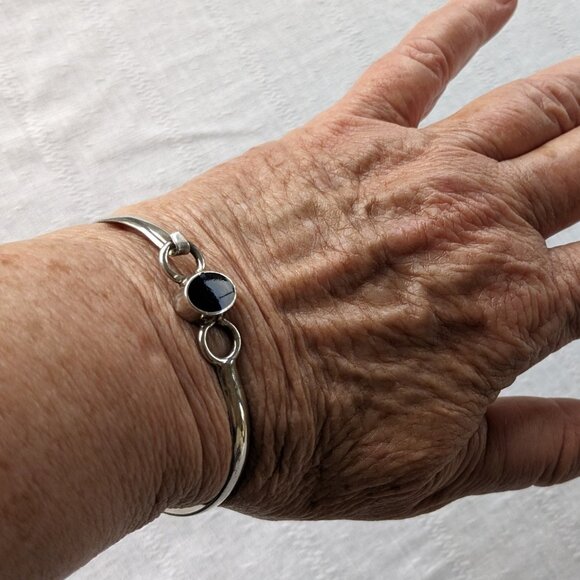 Taxco Sterling Hook-and-Eye Bangle with Black Gem 10g - Picture 2 of 11